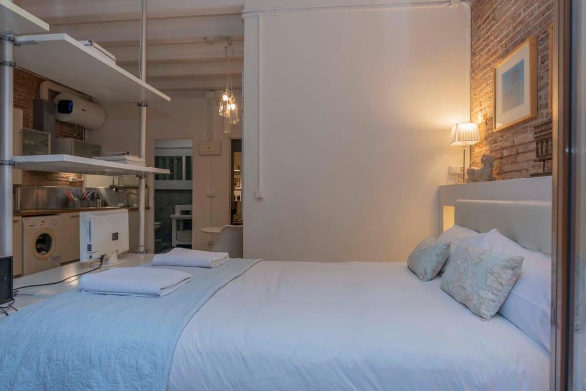 Exclusive 2 Bedroom Apartment In The City Center Барселона Екстериор снимка