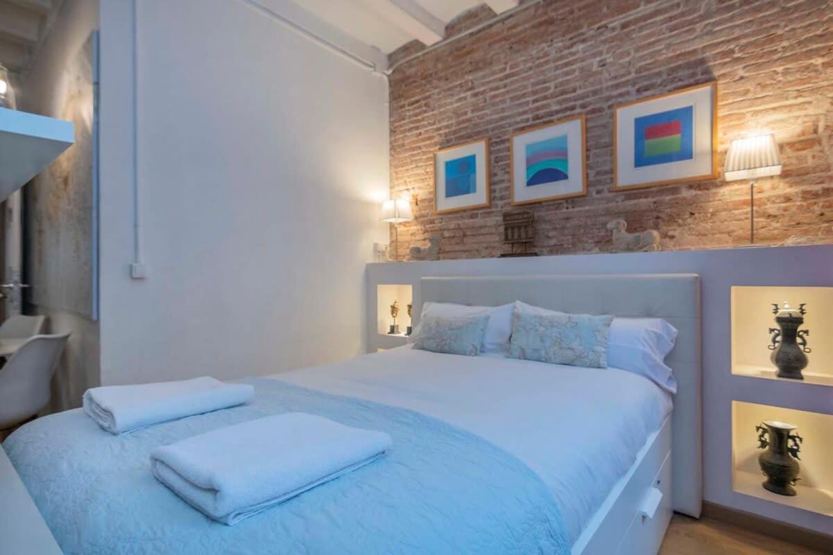 Exclusive 2 Bedroom Apartment In The City Center Барселона Екстериор снимка