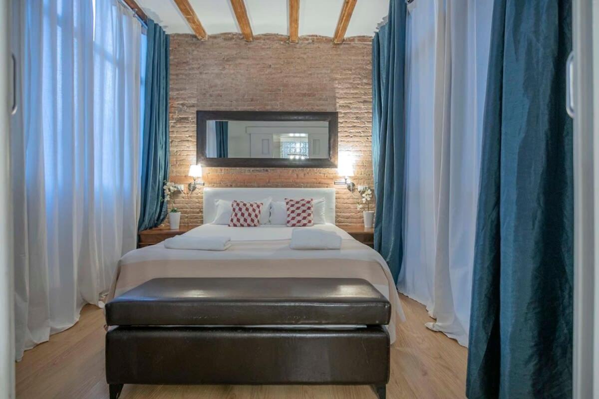 Exclusive 2 Bedroom Apartment In The City Center Барселона Екстериор снимка