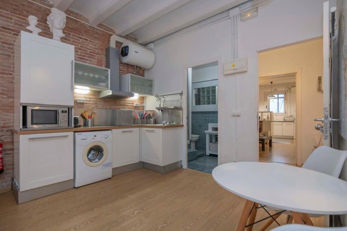 Exclusive 2 Bedroom Apartment In The City Center Барселона Екстериор снимка